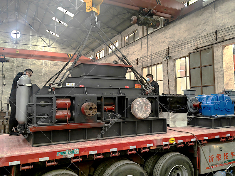 大型全自動液壓對輥破碎制砂機發往四川處理鵝卵石