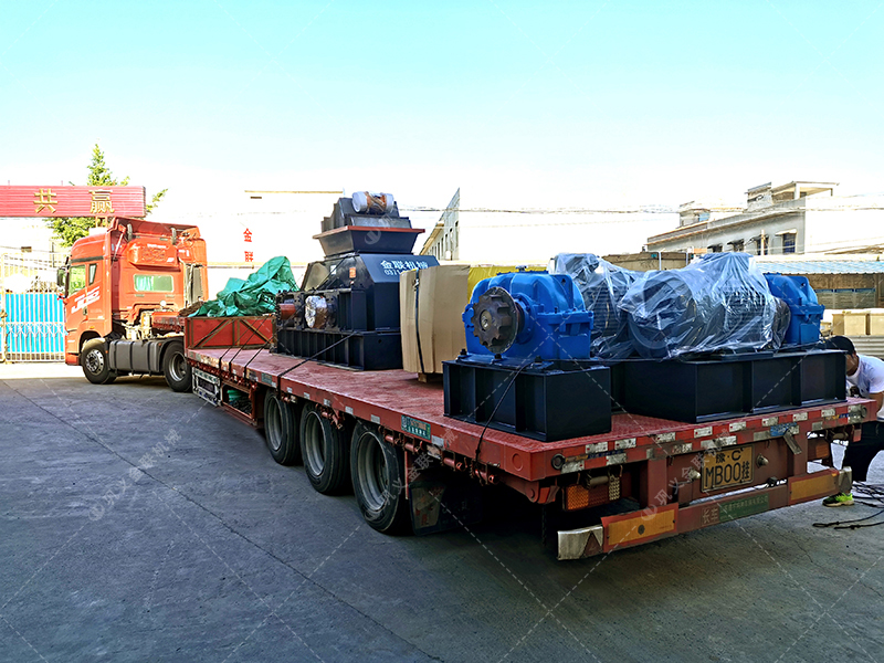時(shí)產(chǎn)100多噸大型對輥破碎機(jī)發(fā)往湖北河卵石制砂