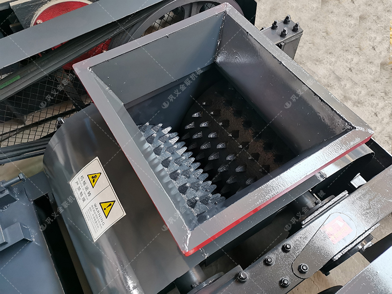 2PCG小型雙齒輥破碎機發(fā)貨圖片_發(fā)往烏魯木齊_破碎玻璃