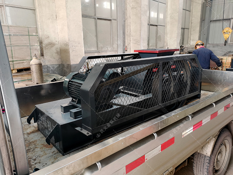 2PCG小型雙齒輥破碎機發(fā)貨圖片_發(fā)往烏魯木齊_破碎玻璃