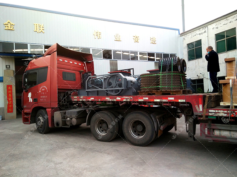 小型對輥機和雙齒輥發貨圖片_發往河南登封_破碎保溫陶瓷