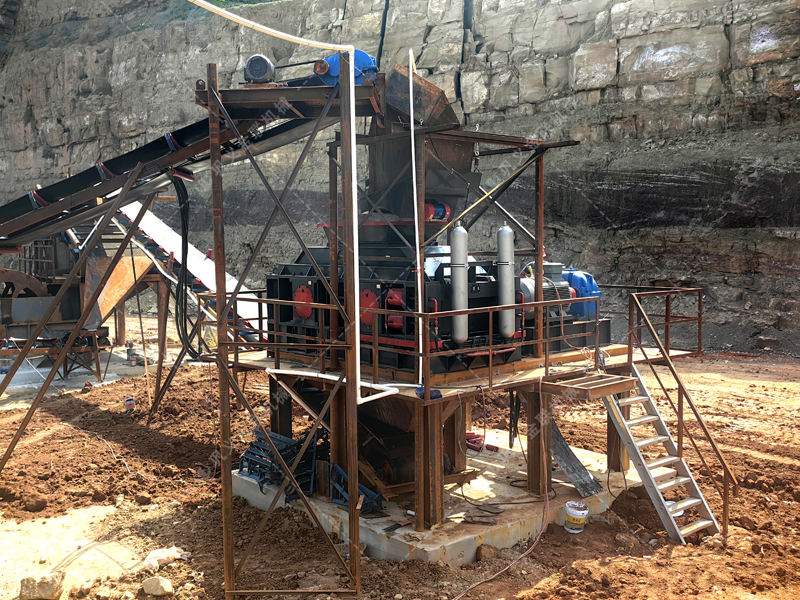 石子制砂用什么設備好？液壓對輥破碎機的優勢解析