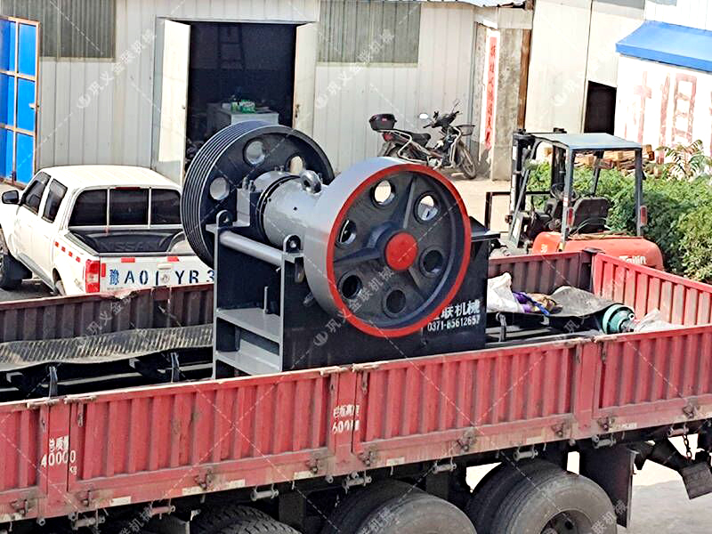 顎破與對輥破碎機:哪種更節省地將石頭破碎成石子?